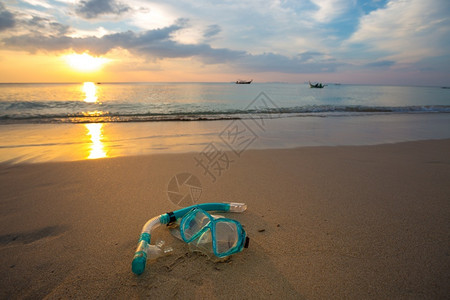 夏天齿轮和在海滩上潜水的面罩假期图片