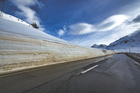 经过安全车阿尔卑斯山路过边缘有许多积雪图片