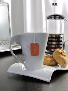 早餐糕点清晨茶杯在桌子上加面包休息图片