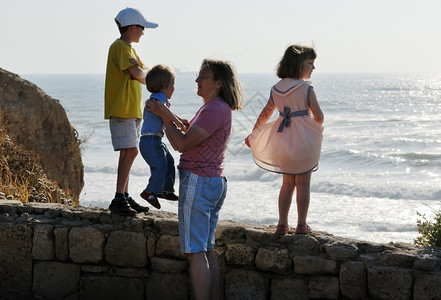 一家人在海边玩耍度假图片