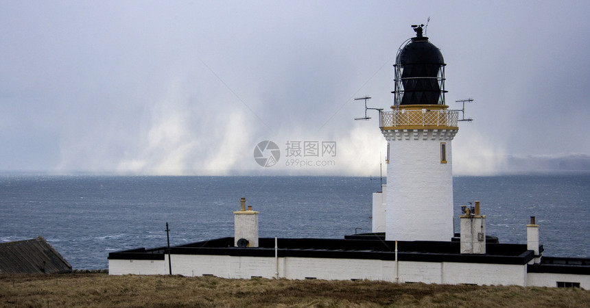 北方旅游在彭特兰Firth的雨淋靠近Dunnet头灯塔在苏格兰北部的Dunnet头灯塔是英国大陆最北端旅行图片