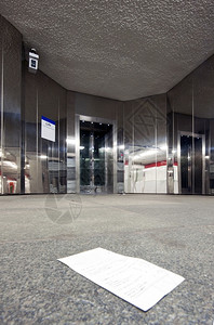 一座现代的电梯公共建筑嵌在镜子墙壁里的电梯表面有纸垃圾建造滑相机图片