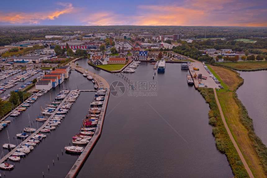 惠岑来自荷兰Huizen市和港口的空中航公司镇水图片