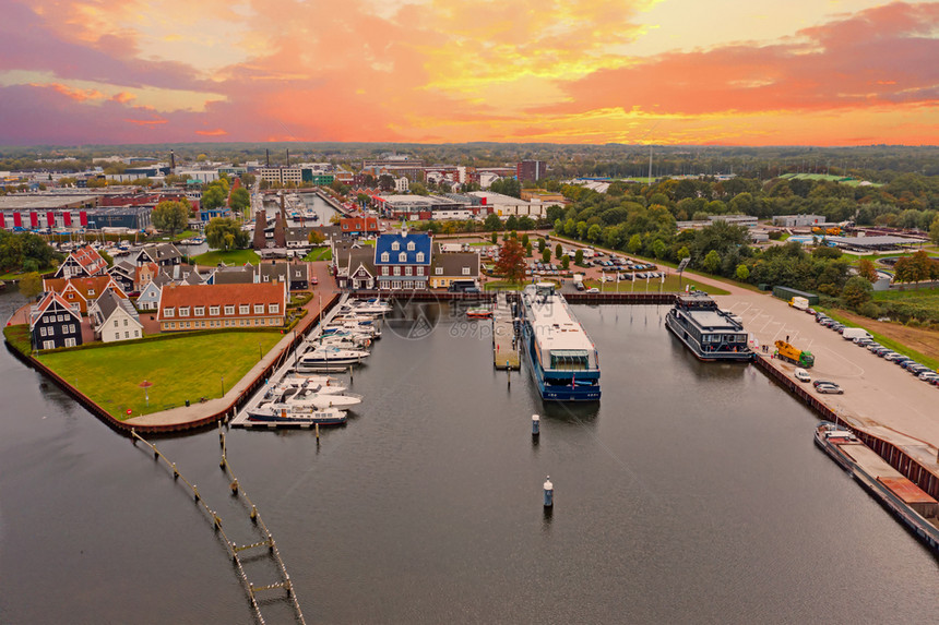来自荷兰Huizen市和港口的空中航公司城市行船图片