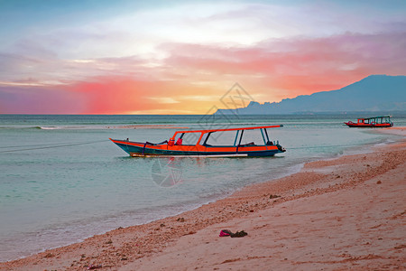 在印度尼西亚吉里梅诺海滩上的传统船亚洲日落时水传统的旅游图片