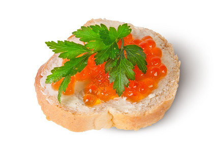 红色的盐海面包和黄油上的红鱼子酱在白色背景上分离图片