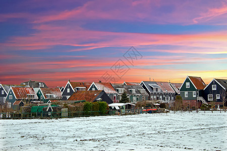 冬天日落时荷兰Marken传统积雪房屋下的家图片
