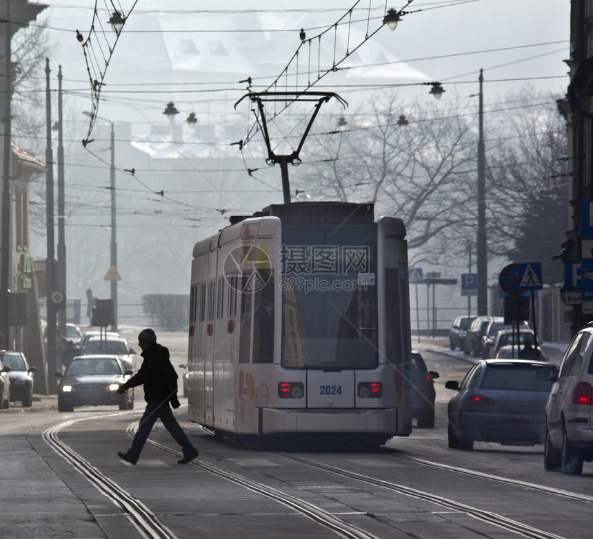 步行路波兰克拉科夫市的一条繁忙街道上的电车行人图片