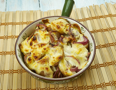 食物蔬菜盘子加载的土豆卡塞罗乐边菜培根奶酪绿洋葱和烤土豆图片