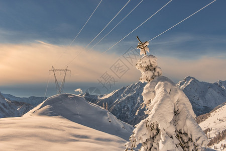 转置被雪覆盖的雪山背景