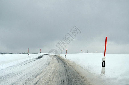 雪天路滑冬天德国季公路钙钛矿设计图片