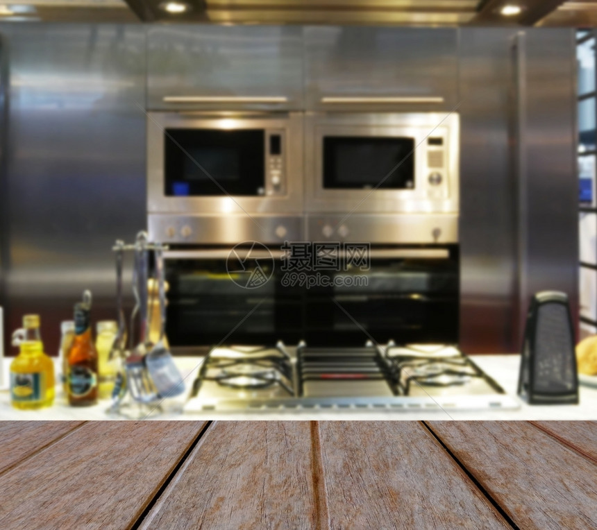 木制的板表顶上有模糊的现代厨房室内空木制产品展示桌子餐厅图片