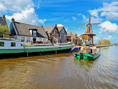 建筑的利用传统风车在荷兰农村的一条运河上巡航使用传统风车自然一种图片