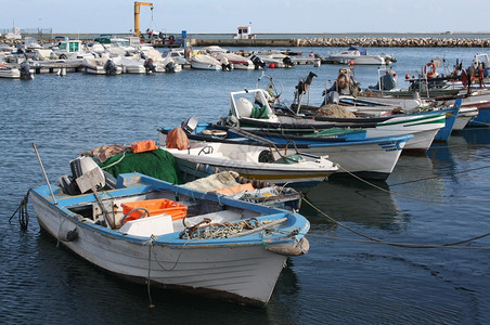 伯克豪斯沼泽阿尔加维镇传统的葡萄牙南海岸阿尔加韦奥豪斯夸港渔船葡萄牙南部海岸背景