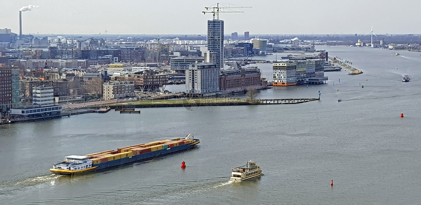 建筑的荷兰阿姆斯特丹港的空中观航景由荷兰阿姆斯特丹港观测货物河图片