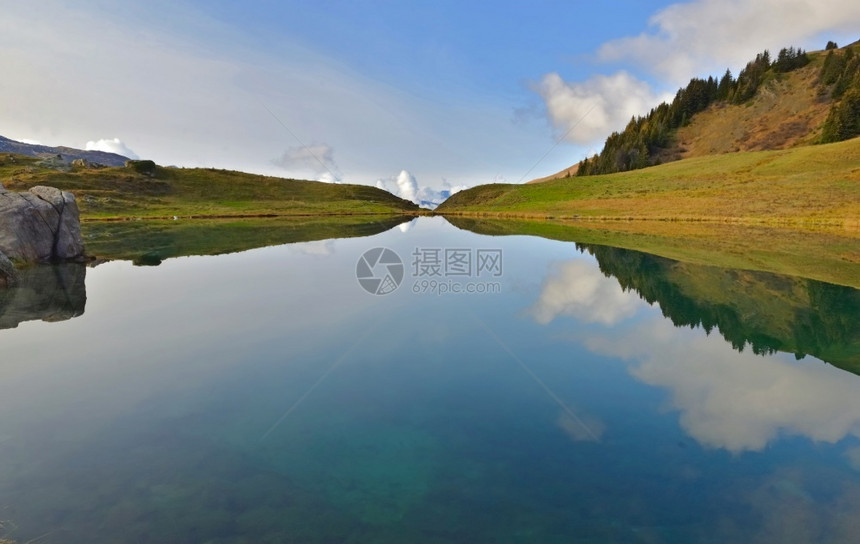 阿尔卑斯山下的河流湖泊图片