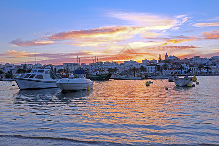 城市日落时从葡萄牙阿尔加夫的拉各斯港水欧洲图片