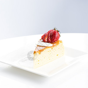 吃奶油美味蛋糕的切片草莓酱在菜盘上可口图片