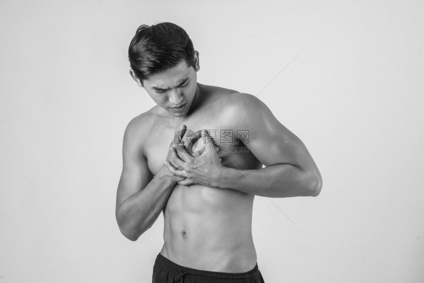 男手医疗的年轻人心脏病发作孤立于白种背景图片