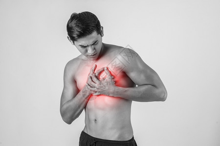 胃灼热年轻人的心脏病发作孤立于白种背景压力手图片