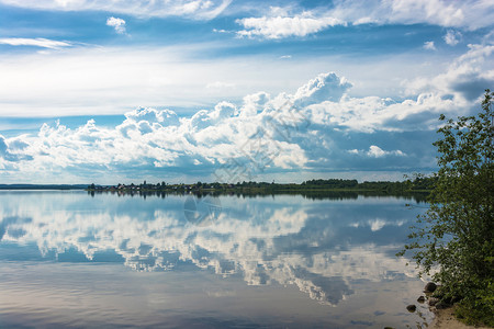 户外景观超过湖面上美丽的乌云在俄罗斯卡丽莉亚的夏日像镜子般的湖面图片