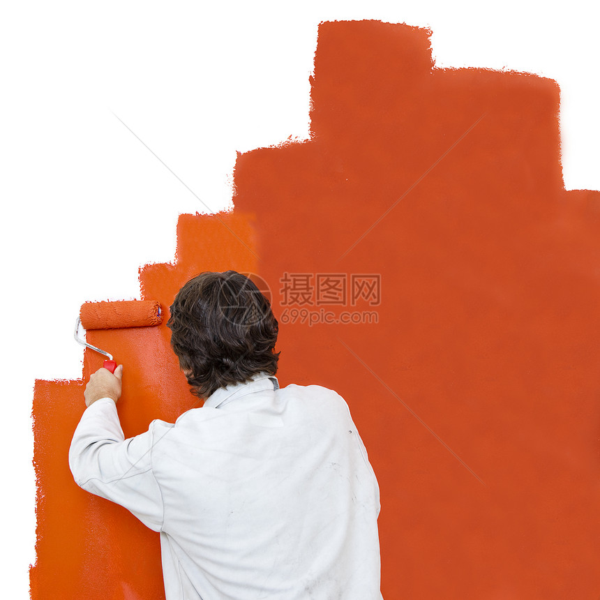 滚轴一种画家使用油漆滚筒将墙壁涂成橙色内部的图片