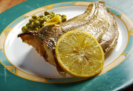 地中海美味的带蔬菜和柠檬烤面粉比目鱼图片