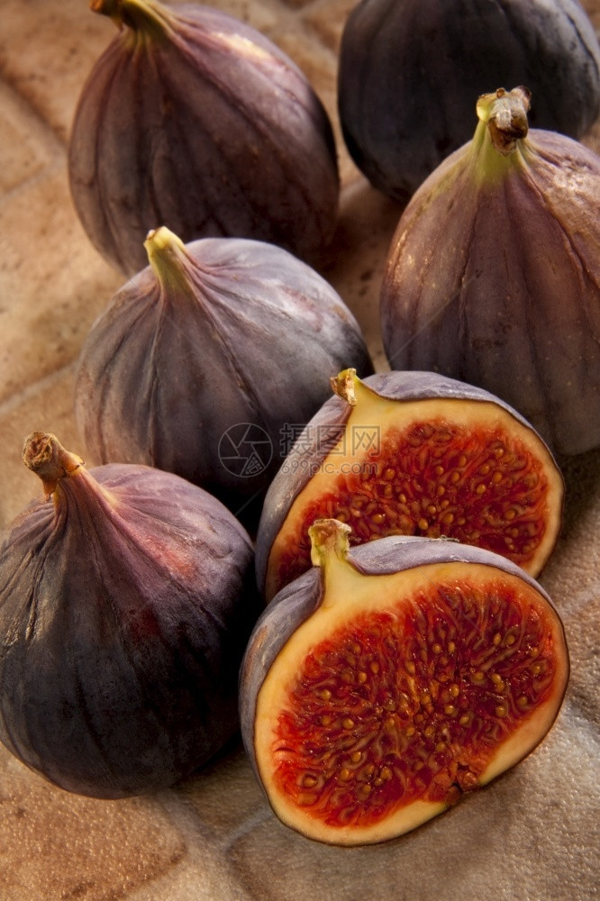 无花果是一种软食可用梨状水果有甜的深黑肉和许多小种子可以新鲜或干的艾伦梨形图片