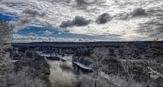 覆盖树木冬季风景立陶宛内里斯河流水中云层的天空反射多云图片