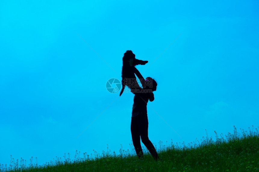 年轻女子的休眠带着她狗在怀里相互作用女自然图片
