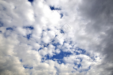 云景像蘑菇一样生长的云朵自然蓝色图片