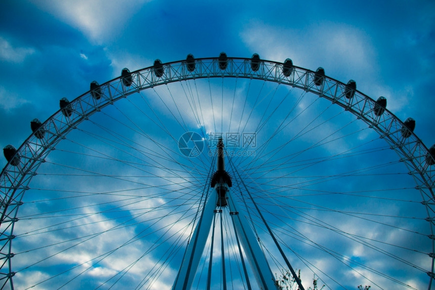 伦敦眼发光轮在英国伦敦城市的户外摩天轮图片