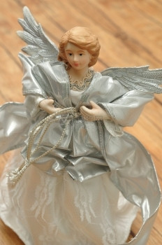为了工艺庆典一个穿着银色的天使装饰圣诞树图片