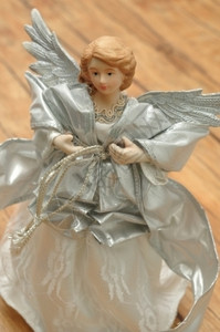 为了工艺庆典一个穿着银色的天使装饰圣诞树图片