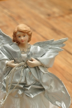 一个穿着银色的天使装饰圣诞树为了一种目的图片