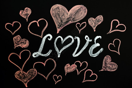 爱与心脏形状画在黑板上的粉笔浪漫一种绘画背景图片