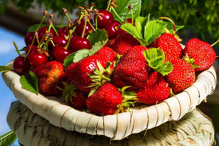 美味的艺术镜像背景stawberry和樱桃浆果图片