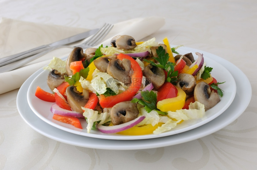 洋葱饮食物带蘑菇和胡椒的菜沙拉图片