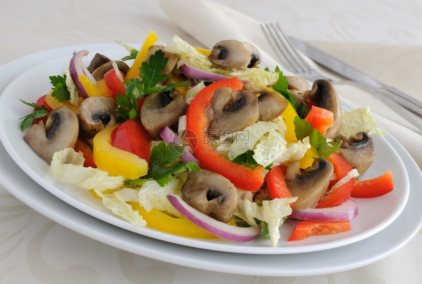 带蘑菇和胡椒的菜沙拉盘子夏天饮食图片