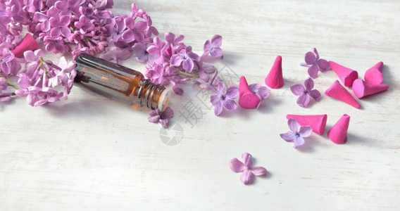 基本的香味花底紫色薄膜的香和基本油瓶自然图片