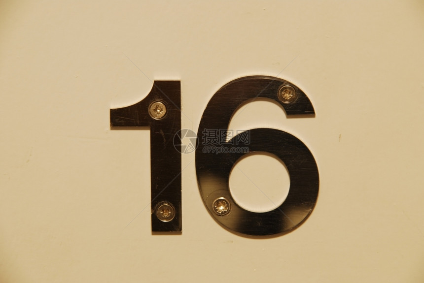 屋挂在门上的白色平板金属号码年龄图片