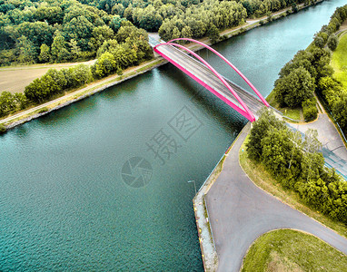 河流湖泊上的粉色桥梁图片