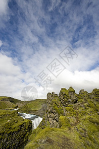 在冰岛兰德曼纳洛加形成峡谷的熔岩中瀑布涌向了一座熔岩进入火山一种图片