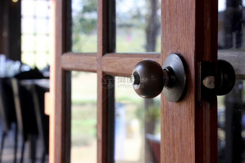 锁孔木制门上的旧把手框架保护图片