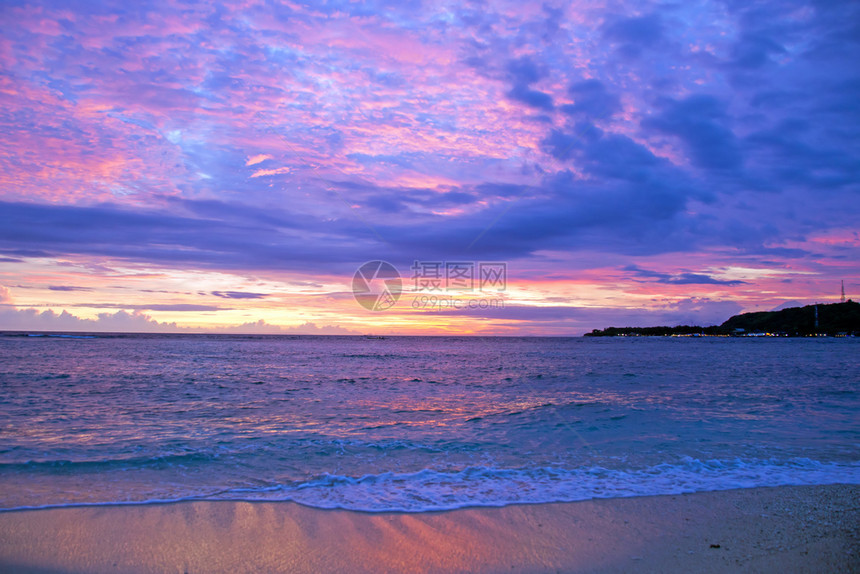 海浪环境令人难以置信的紫色日落在印度尼西亚洲的吉里梅诺美图片