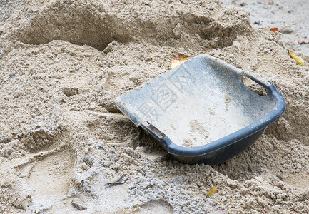 难的工作沙堆上旧铁蛤壳形成篮子地点图片