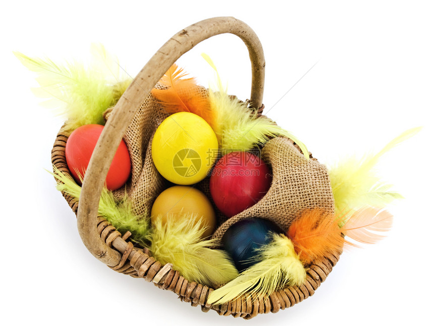 自制吃篮子复活节鸡蛋中多色复活节鸡蛋和羽毛食物图片