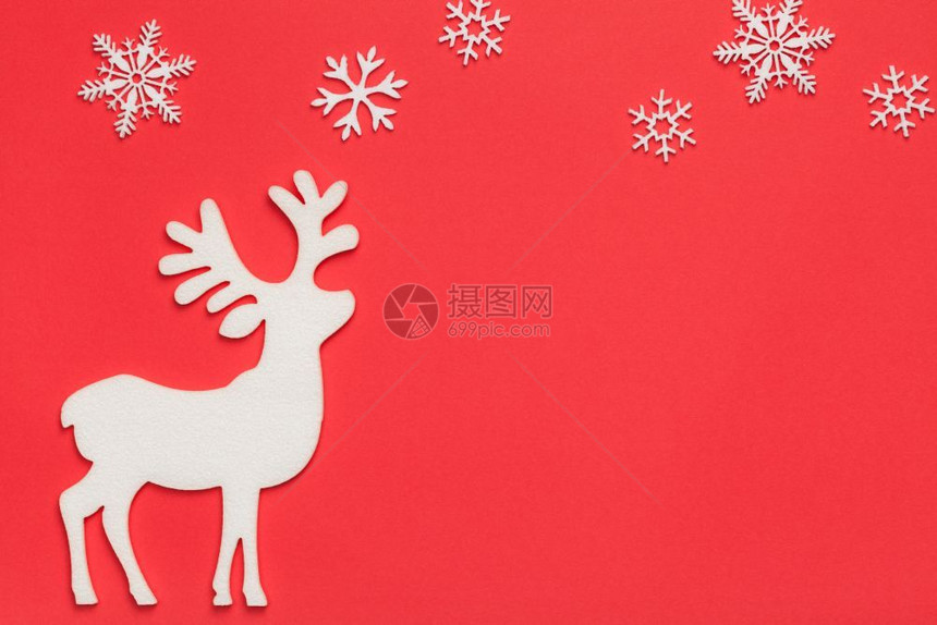 红色的新圣诞背景红纸上印有驯鹿和雪花的星图片