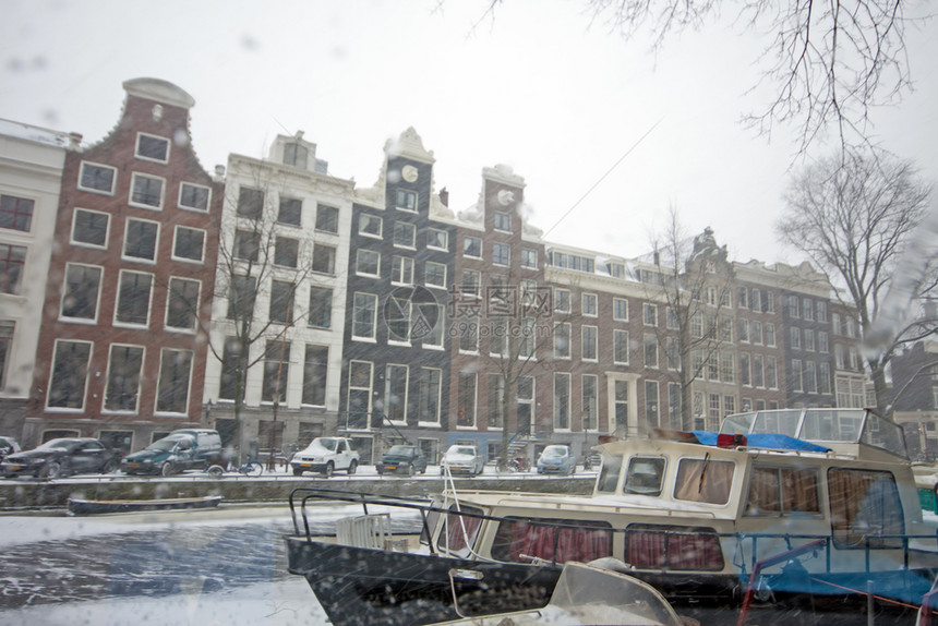 建造冬季荷兰的雪阿姆斯特丹屋船图片