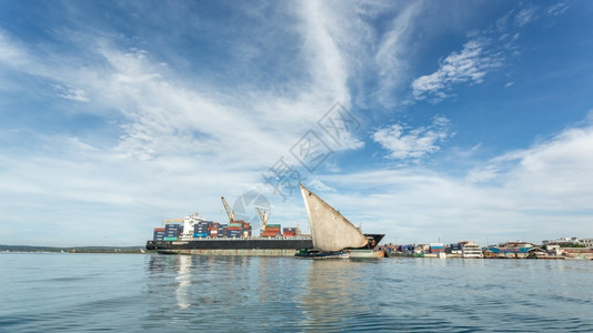 贝拉丘天空热带在坦桑尼亚给巴尔海岸漂浮的两艘老木船图片